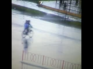 Сбила пацанов на велосипеде