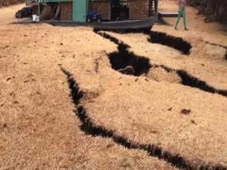 На Гавайях гигантские трещины угрожают поглотить дом