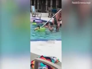 "Это отвратительно": в Сети ужасаются видео с жирной американкой, побрившей ноги в детском бассейне