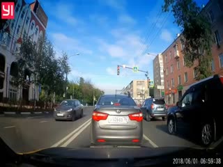 Из-за заноса на дороге спорткар врезался в столб