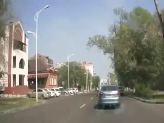 Автомобиль ДПС и внедорожник столкнулись на перекрестке в центре Благовещенска