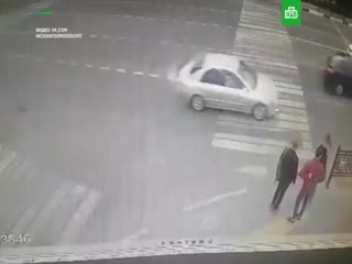 В Подмосковье иномарка после ДТП влетела в группу подростков