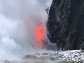 Напор лавы, стекающей в океан