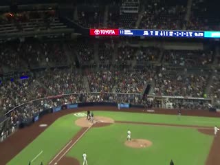 Болельщица поймала мяч стаканом с пивом