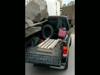 Многотонный валун ушатал пикап