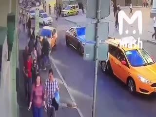 ЧП в Москве: водитель такси въехал в толпу пешеходов