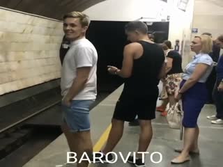 Идиоты прыгнули под поезд метро