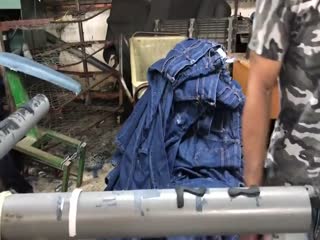 Как делают модные дырки и потертости на джинсах