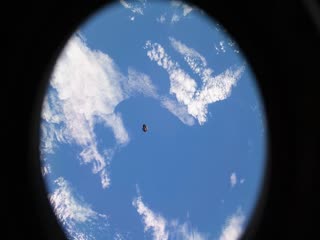 Пролет спутника мимо МКС