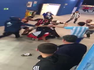 Расстроенные аргентинцы жестоко избили хорватского болельщика