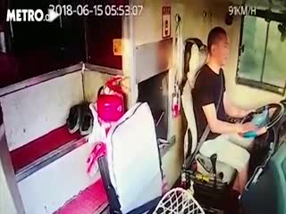 В Китае пассажиры остановили автобус после инсульта водителя