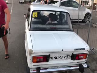 Современные люди, видимо, просто кого-то ждут.