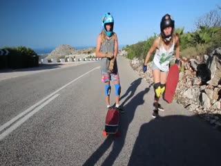 Скоростной спуск девушек на лонгбордах по горному серпантину