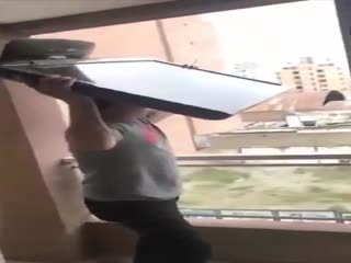 Мужчина выбросил свой телевизор со второго этажа после того, как сборная Аргентины по футболу уступила французам