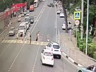 В Сочи иномарка снесла шестерых пешеходов на тротуаре