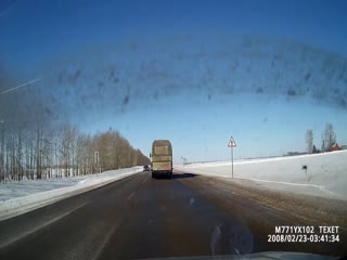 Занос автобуса с пассажирами на трассе