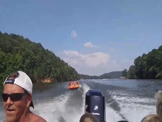 Водитель на моторке тащил за собой плюшку с отдыхающими и вмазал ее в лодку