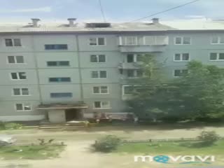 В Шимановске мужчина сорвался с четвертого этажа на глазах у детей