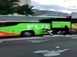 Грабеж движущегося автобуса футбольными хулиганами во Франции