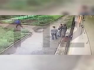 В Комсомольске-на-Амуре неизвестный избил до полусмерти возле магазина «Сампей» местного жителя