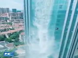 В Китае построили 108-метровый водопад, стекающий со стены небоскреба