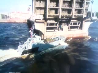 В Санкт-Петербурге катер врезался в опору моста во время парада в честь Дня ВМФ