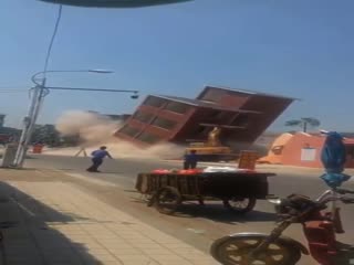 Завалил домик