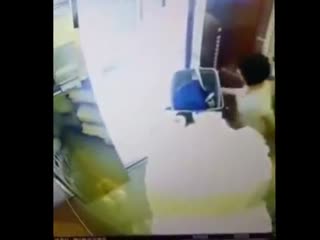 Уборщица успела выйти из кабины  за секунды до падения лифта