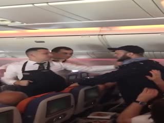 Неадекватный пассажир набросился на бортпроводника в самолете «Аэрофлота»