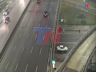 Автомобиль ломает защитные полосы и улетает с автомагистрали (Аргентина)
