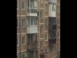 Падение новокузнечанина с 3 этажа попало на видео