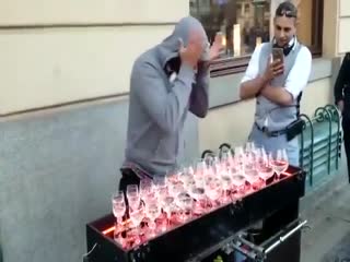 Музыкальное шоу при помощи обычных бокалов