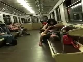 Пьяная пара чуть не занялась сексом в метро. Помешал пенсионер