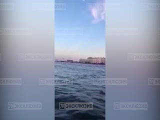 Лихач пролетел на вертолете под опорой ЗСД в Санкт-Петербурге