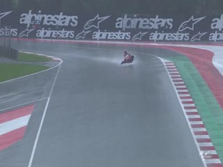 Во время аварии мотогонщик использовал свой байк как доску для серфинга