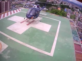 Момент падения вертолета с крыши медицинского центра в Катманду