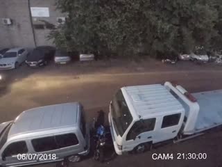 Водитель легковушки помешал хулиганам украсть мотоцикл