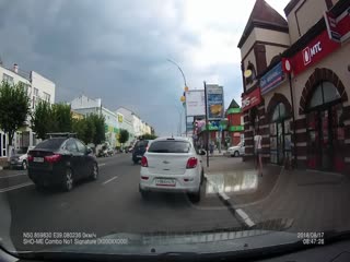 Водитель забыл, что надо смотреть в зеркало заднего вида