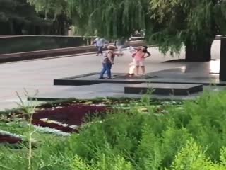 В Пятигорске две дамы сушили нижнее бельё над Вечным огнём