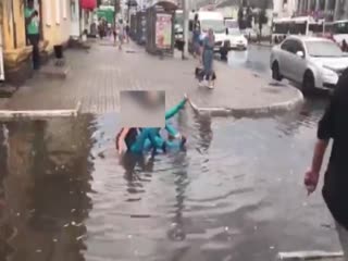 День ВДВ по-женски: девчата искупались в лужах Калуги