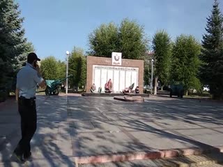 «Я лежу деда поминаю!»: в Новокуйбышевске задержали дебошира, который решил прилечь на памятник Ветеранам