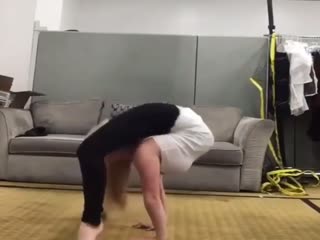 Девушка демонстрирует удивительную гибкость своего тела