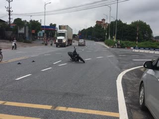 Сбежавший от владельца мотоцикл, зациклился в круговом движении