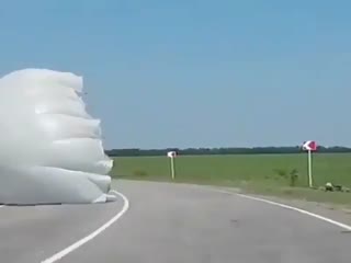 Парашютист приземлился на проезжую часть