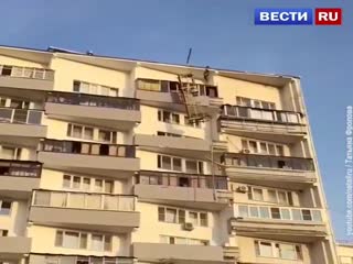 Рабочий едва не погиб из-за обрыва строительной люльки в Зеленограде