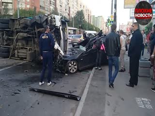 Двое погибли в аварии с BMW около метро «Рыбацкое»