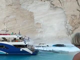 В Греции скала рухнула на пляж, есть пострадавшие