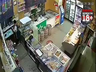 В Самаре разбойник с ножом напал на продавщицу и покупательницу магазина