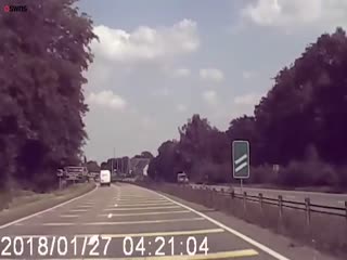 Водитель-лихач взлетел на своём фургоне в воздух