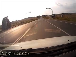 Пытается обвинить